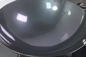 新铁锅切记不要直接用火烧，教你正确开锅方法，保证不粘锅不生锈