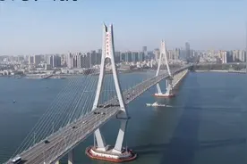 实拍广东第一跨海大桥，湛江海湾大桥，我国桥梁技术太厉害了！视频封面