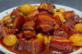 做红烧肉，切记不要直接下锅汆水，多做这2步，软烂入味肥而不腻