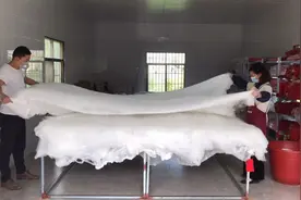 给福建的朋友翻新一个蚕丝被，用了三年时间，做好后又是个新被子视频封面