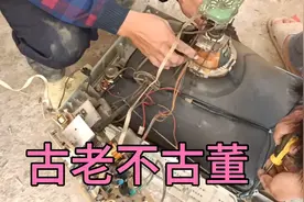 养猪佬收废品，收到一个老式电视，拆开看看有没有值钱的东西