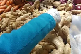 不小心被姜了一軍，近日青岛市场买姜人增多姜价暴涨看多钱一斤？视频封面