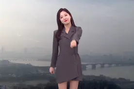 韩国新闻演播厅突然播放歌曲，女主持即兴跳舞，韩国人真能玩视频封面