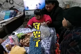 看着电视守岁，农村过年氛围十足，这鞭炮烟花，太响太漂亮