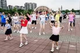 成都温江9岁女孩，领着2个6岁小妹妹跳广场舞，彻底萌化了观众视频封面