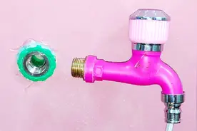 水管内部螺纹崩裂怎么办？水电工别动不动就要砸墙，换内丝更简单视频封面