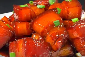 这才是红烧肉的正宗做法，大厨讲解详细，色泽红亮，看完就饿了。