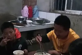 苏北沭阳农村，小伙来老妈这边蹭饭，方言和普通话齐上阵，你懂吗视频封面