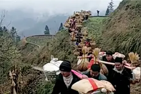 满月酒外婆家人们送礼物给女儿，26挑糯米稻、21袋稻谷、24套被子