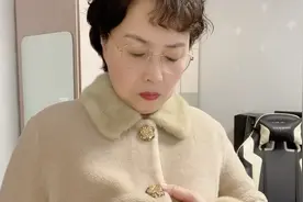 旋律的审美——无扣的羊羔绒大衣被她加上四颗扣子之后效果如何？视频封面
