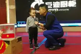 小芒果，面对主持回答流利。