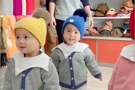 三胞胎宝宝第一次自己选帽子，哥哥每款都满意，弟弟妹妹太挑剔视频封面