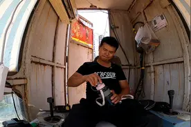 本想在车里睡个安稳午觉，温度太高无法入眠，只能爬上塔吊吹空调