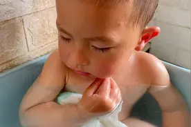 你是有多困，洗澡都睡着……