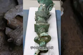 三星堆铜顶尊跪坐人像世界首次发现，焊接龙型装饰国宝级惊艳亮相视频封面
