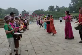 济南森林公园里人民欢乐的景象。