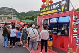 火爆峰峰矿区的网红夜市，九曲花街夜市，好吃好玩，规模大人气旺