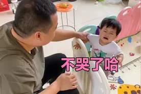 小若汐困了躺地上耍赖，东叔咋把孩子给惹哭了？抱起来一会哄高兴