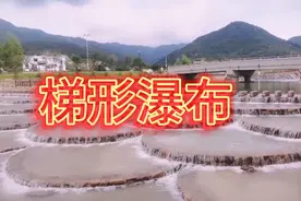 鱼鳞片形状的瀑布没见过，来游玩的人都会下水体验一把