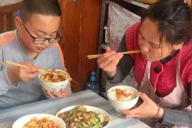 甘肃定西老家的洋芋粉条，这样炒上包菜最好吃，天宇经常让妈妈做视频封面
