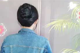 不会扎头发的看看，这样随便一扎，穿高领衣服清爽结实又显气质