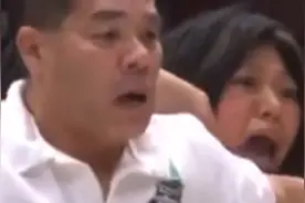 女子摔跤表演成“真打”现场，女子被打满脸血毁容，教练急眼上台视频封面