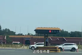 【走在北京的大街上6.10】天安门前美女民警上岗执勤指挥交通视频封面