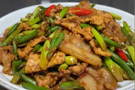 厨师长教你五花肉炒蒜苔家常做法，步骤详细，脆绿入味下酒又下饭