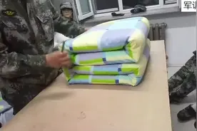 军训晚上时候教整理内务叠被子，看看教官叠被子折成豆腐块教学！