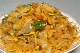 厨师长教“凉拌凉皮”的家常做法，好吃又好做，一盘不够吃