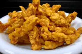 炸酥肉时调面糊很关键，不能乱加水，教你正确做法，凉了还嘎嘣脆