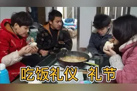 闺女翻菜臭毛病，亲爹教孩子礼节，笑话你没教养，嘲讽父母没教育视频封面