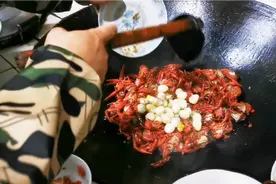 江西厨师爆炒小龙虾，柴火灶放上鹌鹑蛋，滋味真是特别视频封面