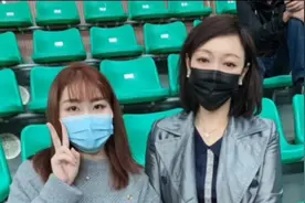 赵睿母亲罕见现身赛场！胡明轩母亲逛大学校园，身材高挑人气很高视频封面