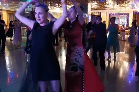中国与俄罗斯混血美女在广西柳州德星楼舞厅与一美女欢舞。视频封面
