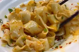 打工妹用烩面片制作一碗油泼面，放上蒜末和香醋，味道简直了