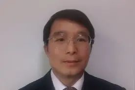 中学小卖部租赁拍出320万天价：学校小卖部不该成为薅学生羊毛的视频封面