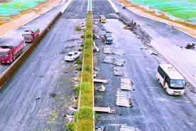 合肥方兴大道东延段浇注沥青路面，城市三环路继续向东推进…