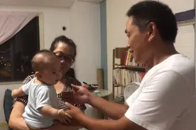 宝宝闹情绪中，看到爸爸回来马上开心地笑了，伸开双手想爸爸抱视频封面