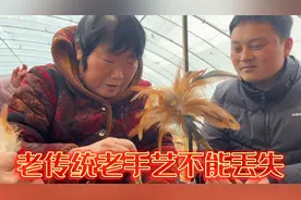 老传统老手艺不能丢，大脸奶奶用鸡毛做个掸子，方便使用又美观