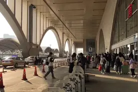 实拍河北省最大的交通枢纽站——石家庄站视频封面