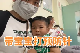 带小儿子打预防针，委屈的掉眼泪，还不忘跟自已擦眼泪视频封面