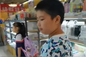 转学了，儿子准备不一样的礼物送给老师，老妈只想你健康快乐视频封面