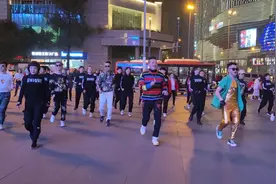 成都5男子跳广场舞成网红，扭得妖娆妩媚上百人围观，看完别吃惊