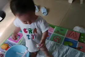 今天很热宝宝不愿意穿裤子，准备光屁股哈😄视频封面