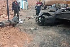 看看挖机引导轮，是怎样安装的