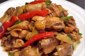 厨师长教你姜葱炒鸡的家常做法，步骤详细，外焦里嫩下酒又下饭视频封面