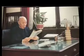 83岁党的一大代表董老：自学3门外语，舍不得毛主席语录