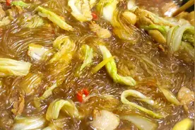 这才是农村正宗红薯粉条，透明不发白易煮熟，白菜炖粉条超级好吃视频封面