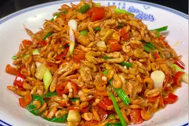 新鲜的小河虾，捞起来洗净后爆炒，配料简单，出锅后太鲜了，好吃视频封面